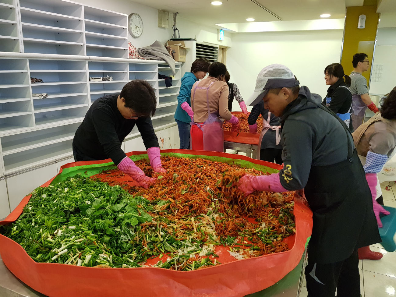 대형 매트 위에서 진행되는 예빛나무 김장 현장