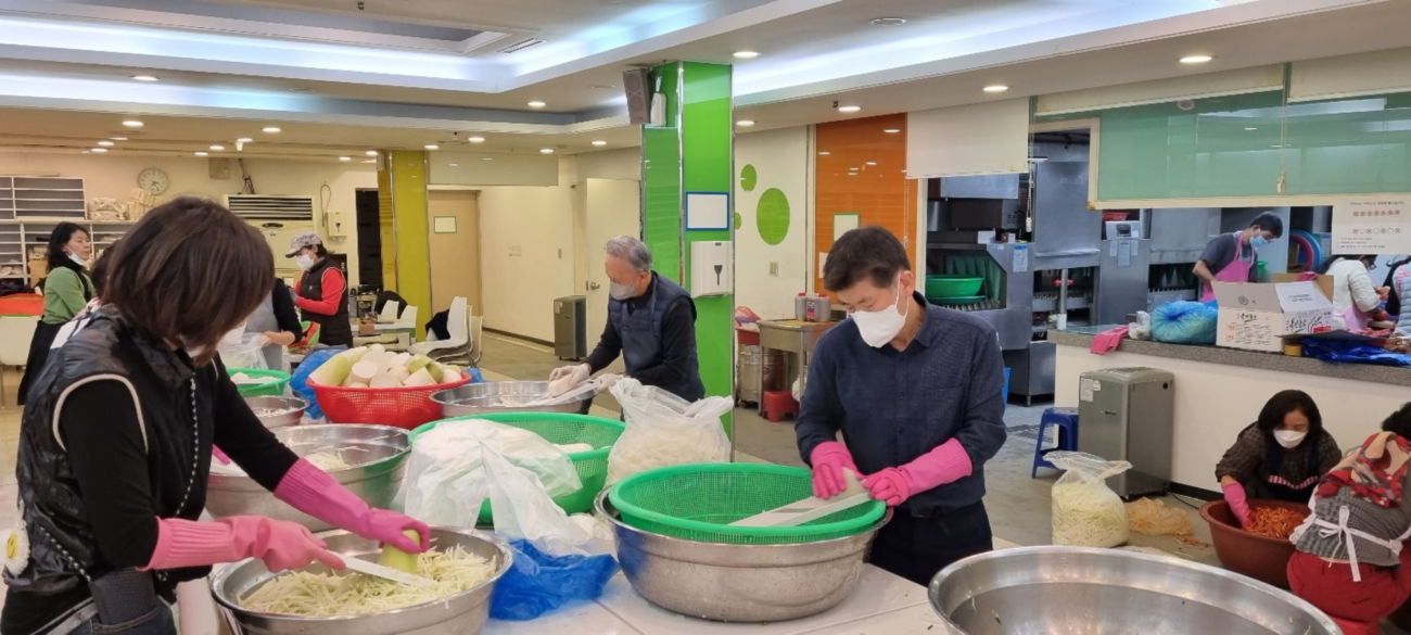 무채 써는 예빛나무 봉사자들