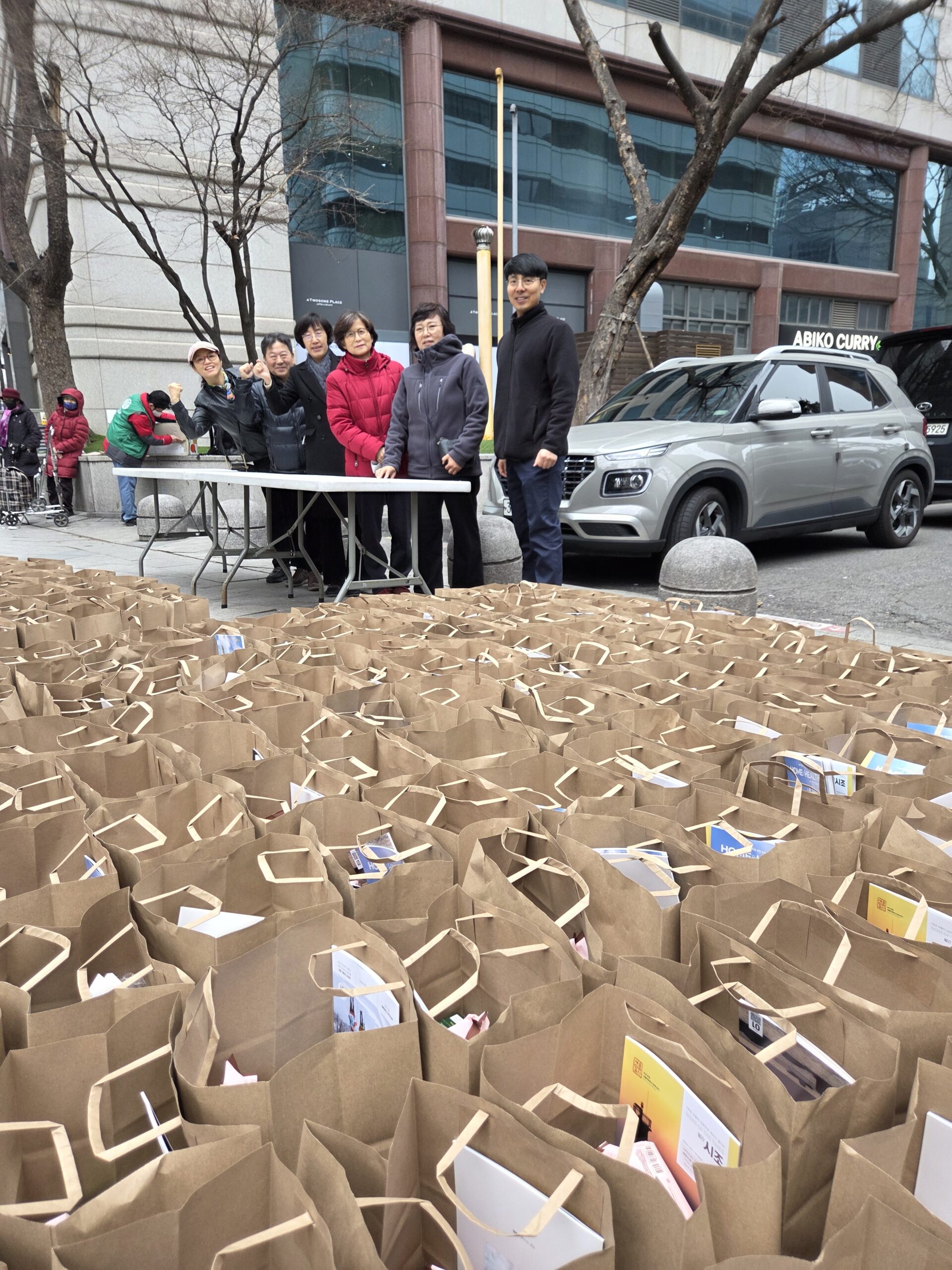 노숙자 도시락 및 생활용품 지원