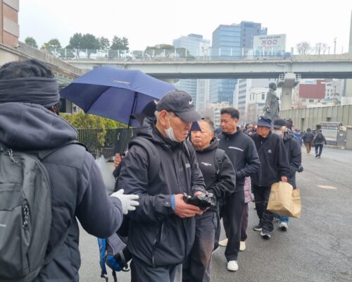 노숙자 도시락 및 생활용품 지원